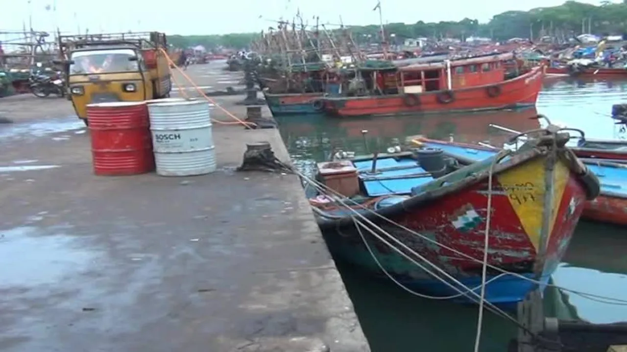 Four held for stealing diesel from cargo ship