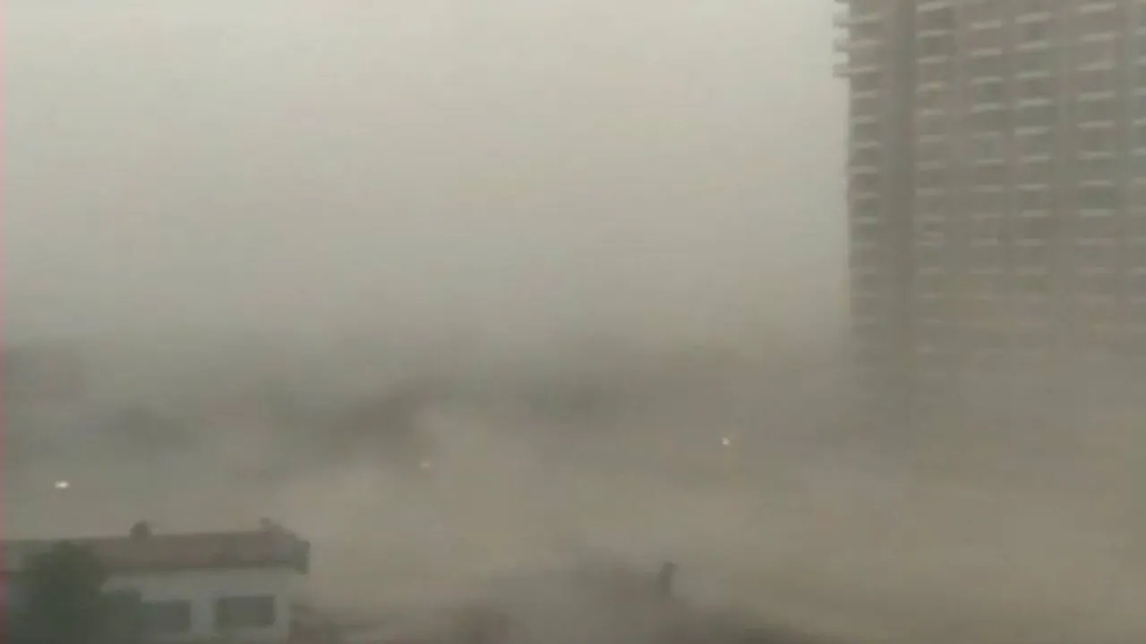 Two dead, 18 injured in Delhi dust storm