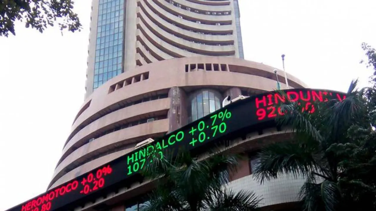 Market indices open in green