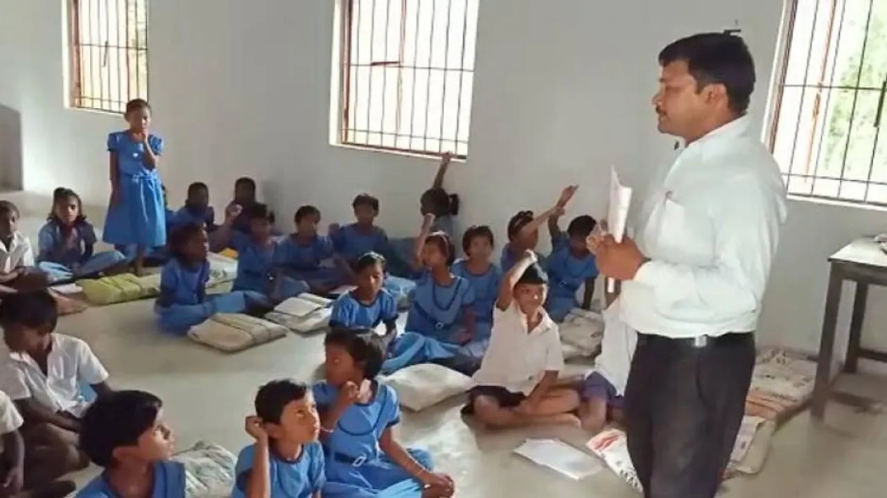 Viral Video: 'Fake' Journalists Visit Odisha Schools To Usurp Money!