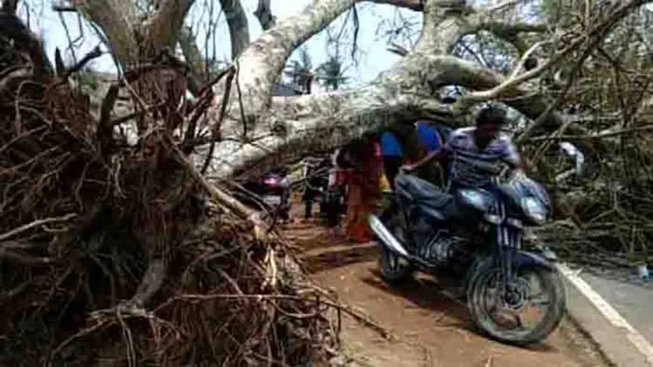 Karnataka gives Rs 10 crore aid to cyclone-hit Odisha