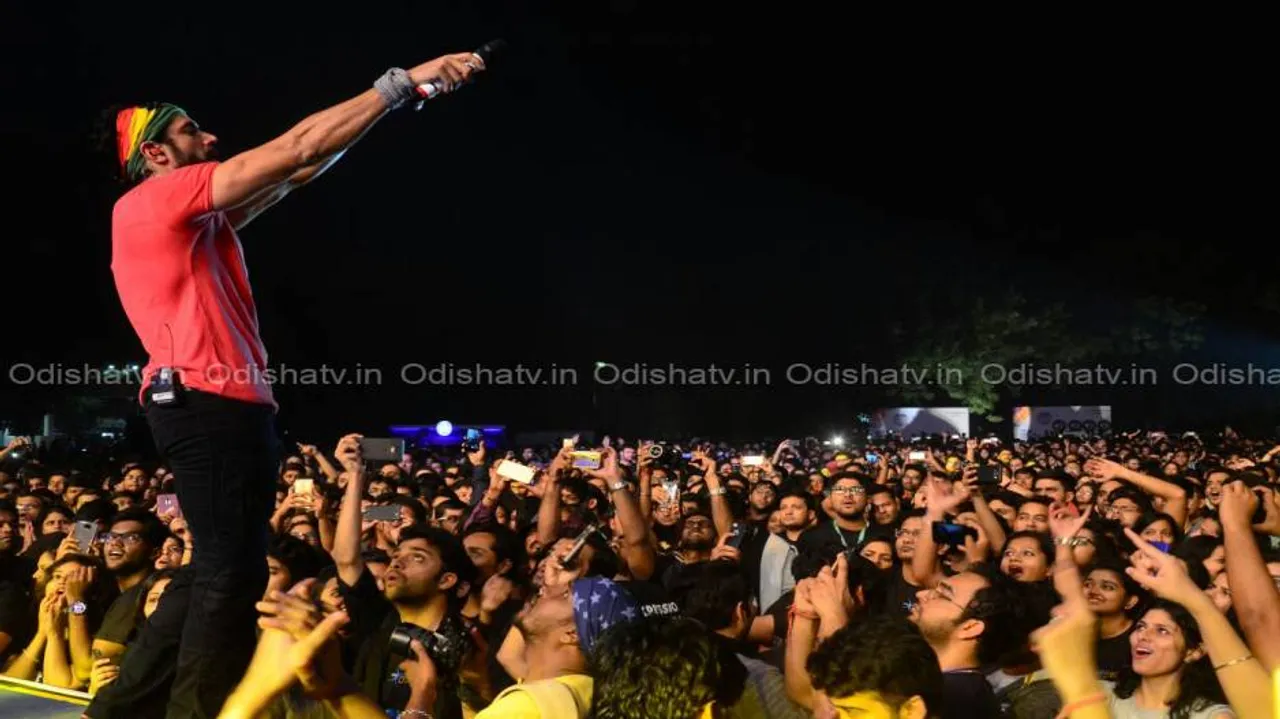 Farhan Akhtar rocks Xpressions 2017 at XIMB