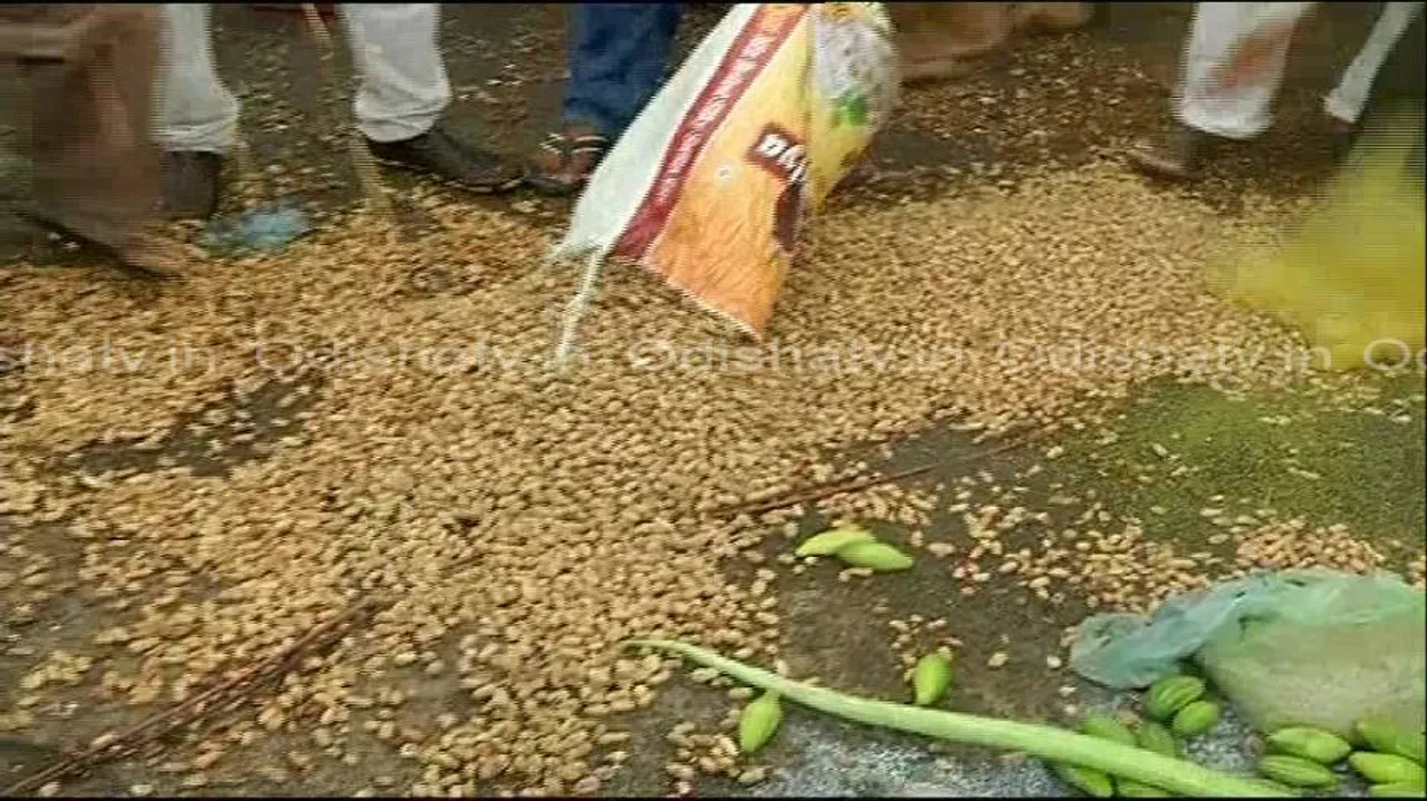 Distressed sale: Farmers dump vegetables, pulses on road