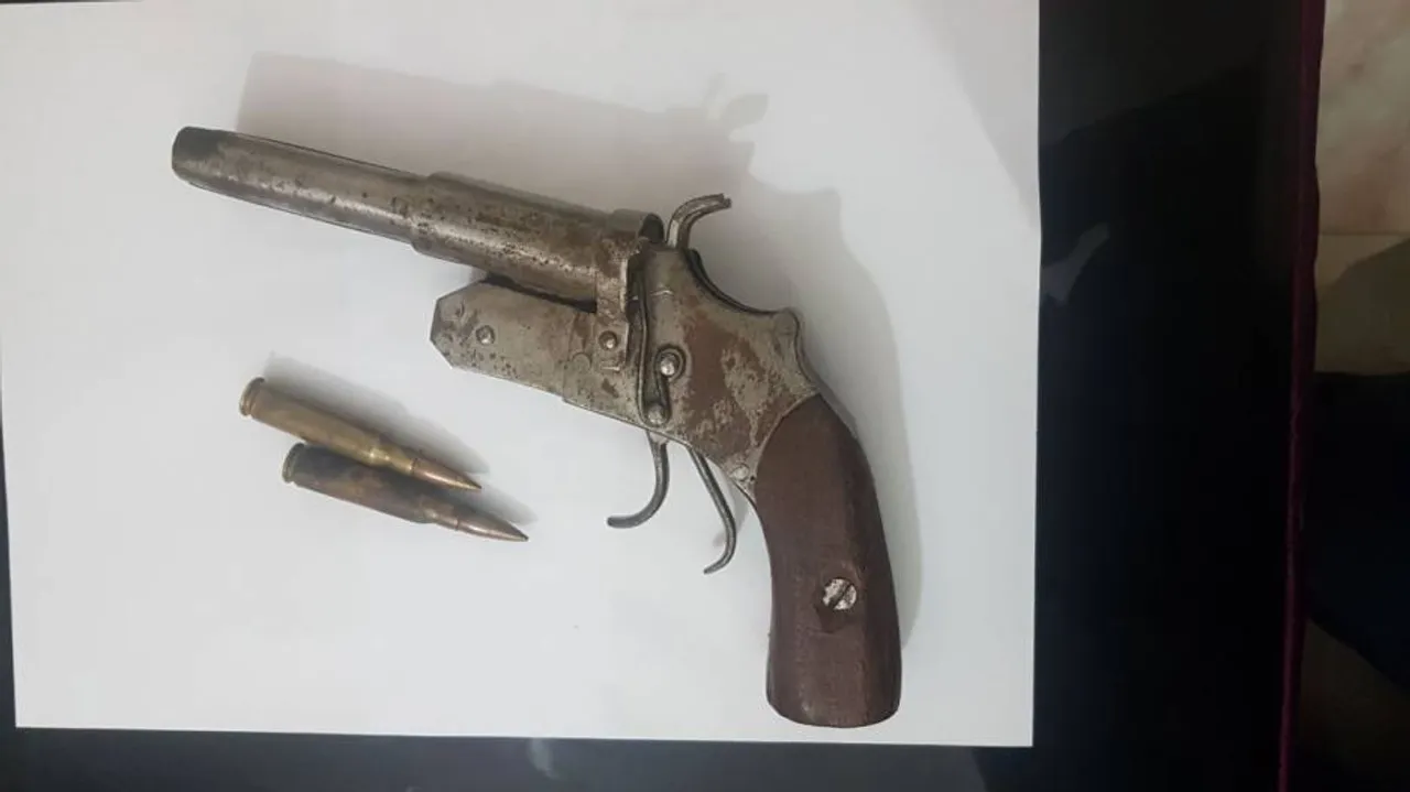 3 aides of D-Brothers held, arms seized