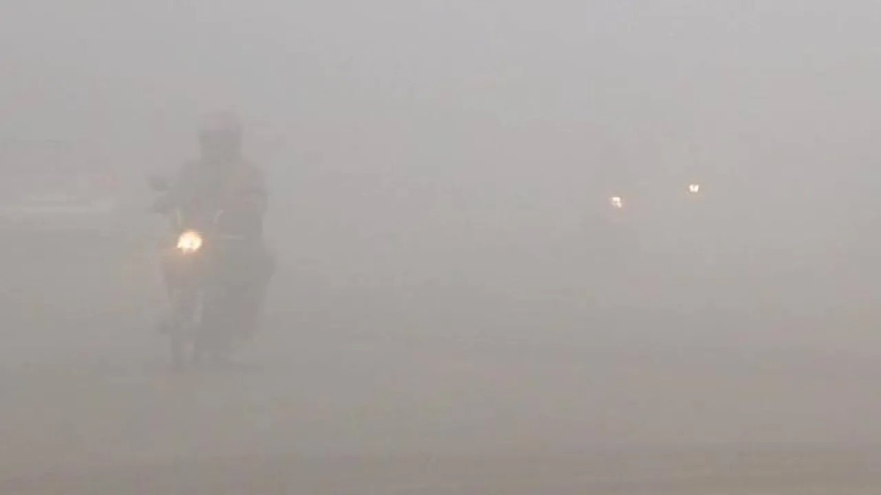 Dense fog engulfs Capital, disrupts road traffic