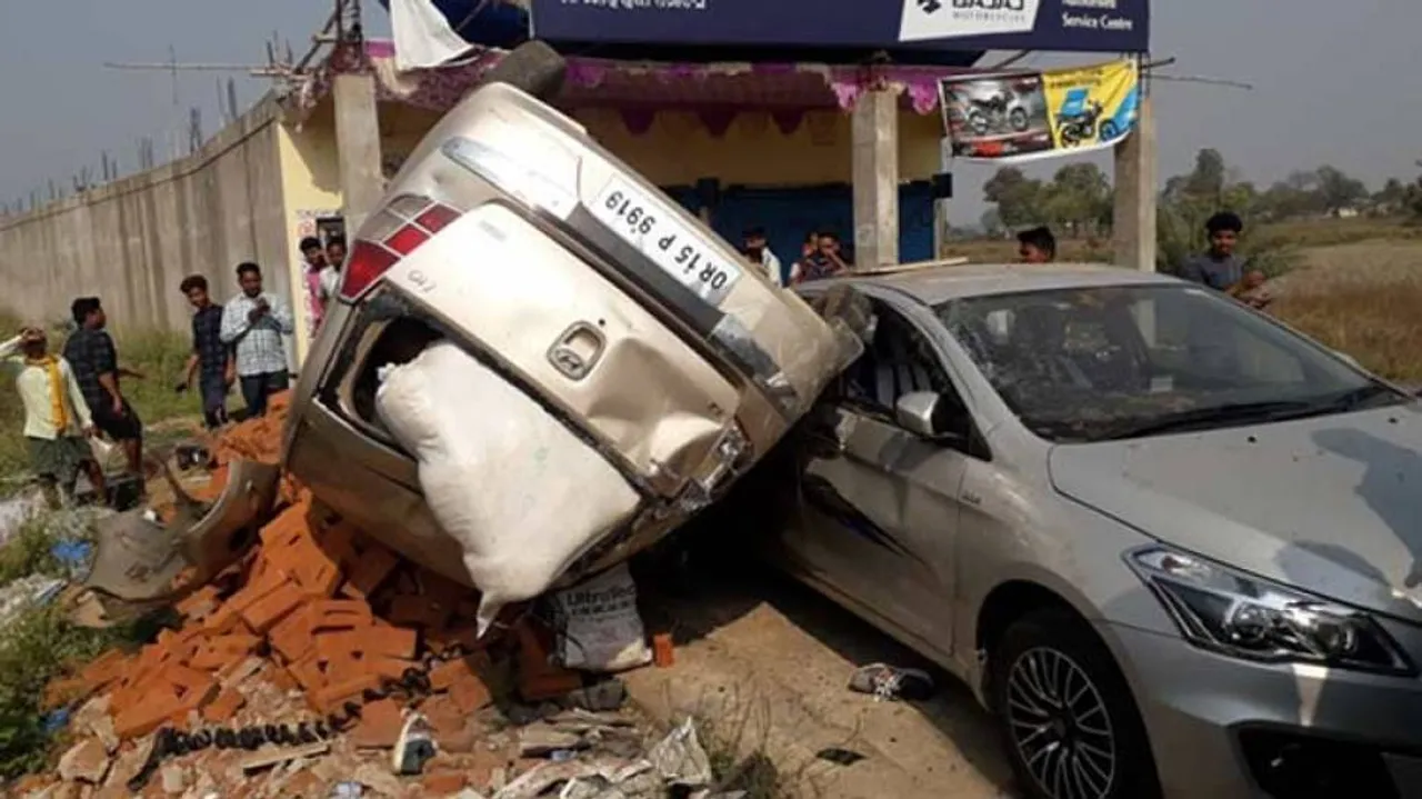 Car smuggling ganja meets with accident in Odisha