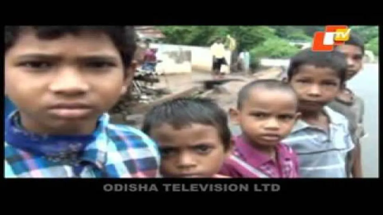 2 youths risk lives to rescue 5 kids stranded in swelling river