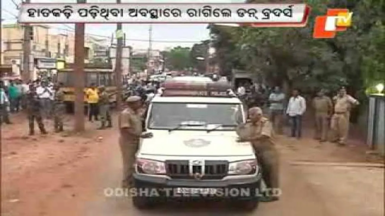Handcuffed Sushil Dhalasamant shouts at media persons!