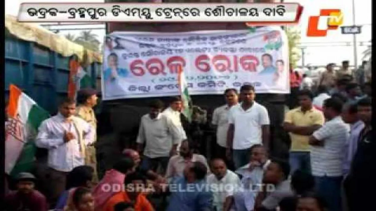 Congress stages 'rail roko' demanding toilets in train