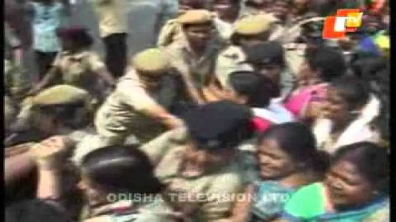 BJP women activists clash with cops in Sambalpur