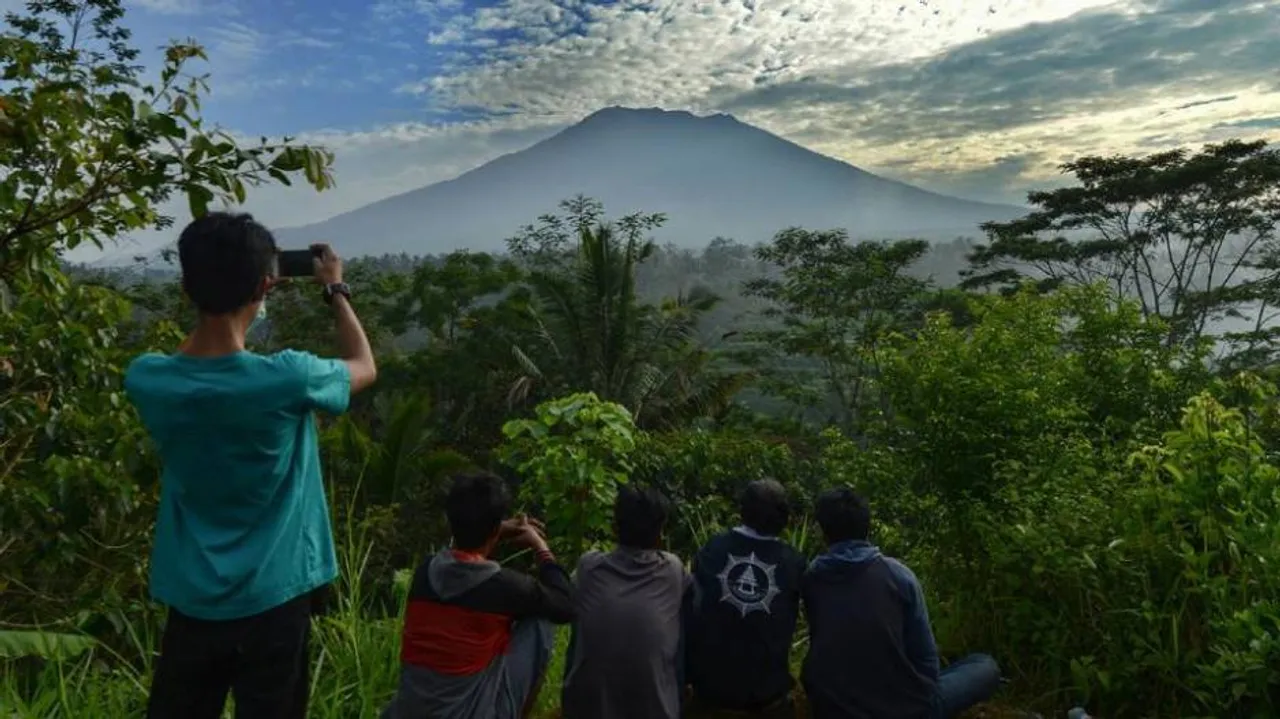 Over 144,000 evacuated over Bali volcano eruption alert