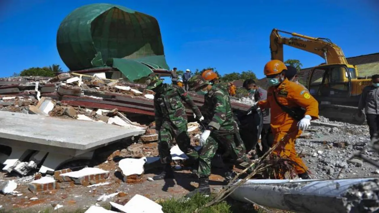 Indonesia earthquake toll reaches 131, thousands await aid