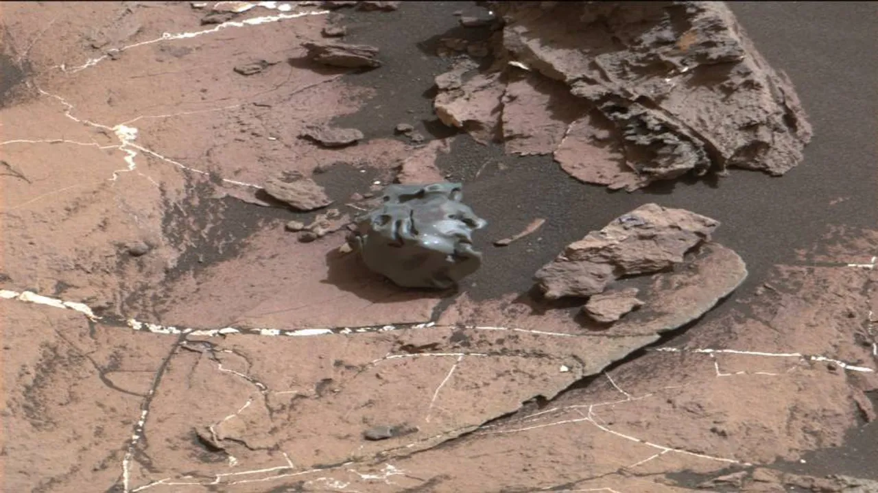 NASA's Curiosity rover checks rare iron meteorite on Mars