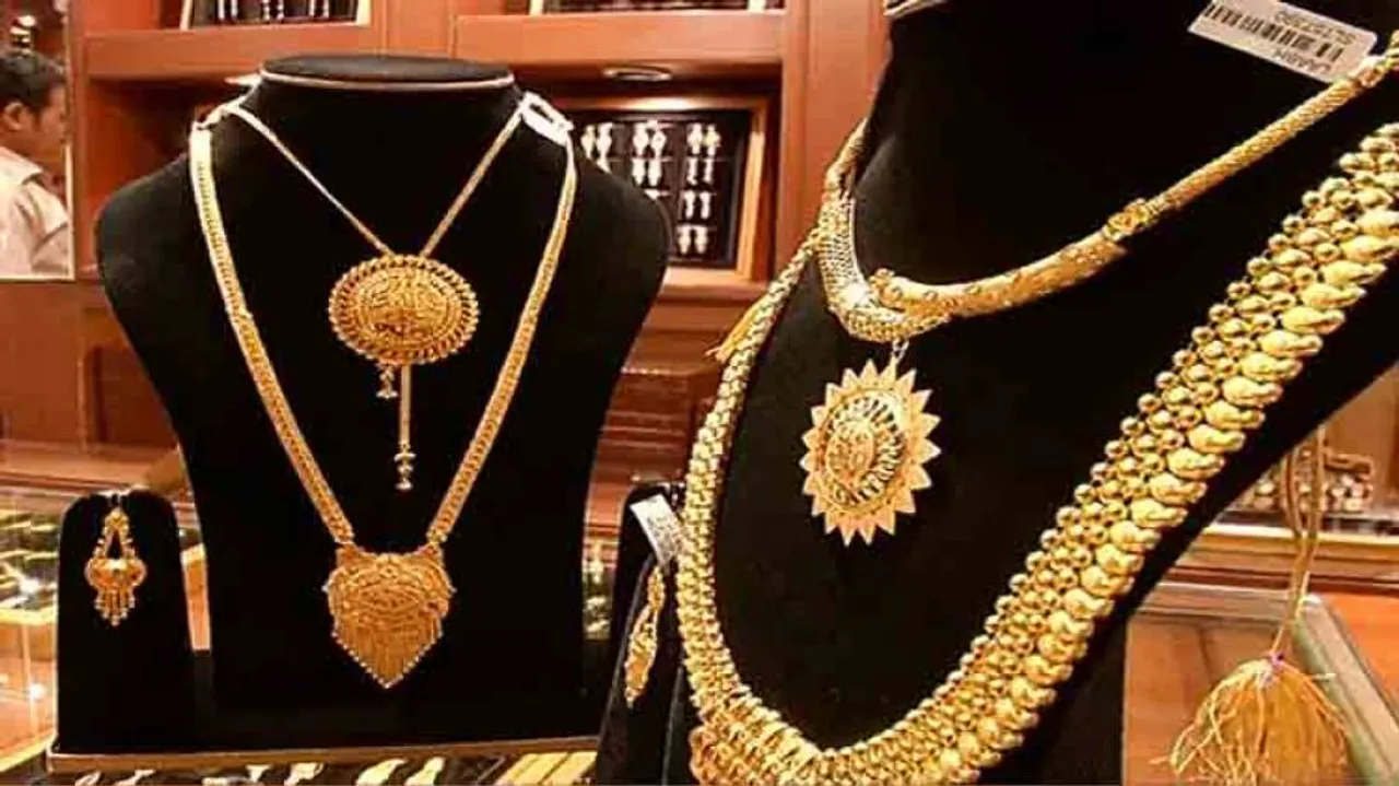 Gold rush ahead of 'Dhanteras' tomorrow