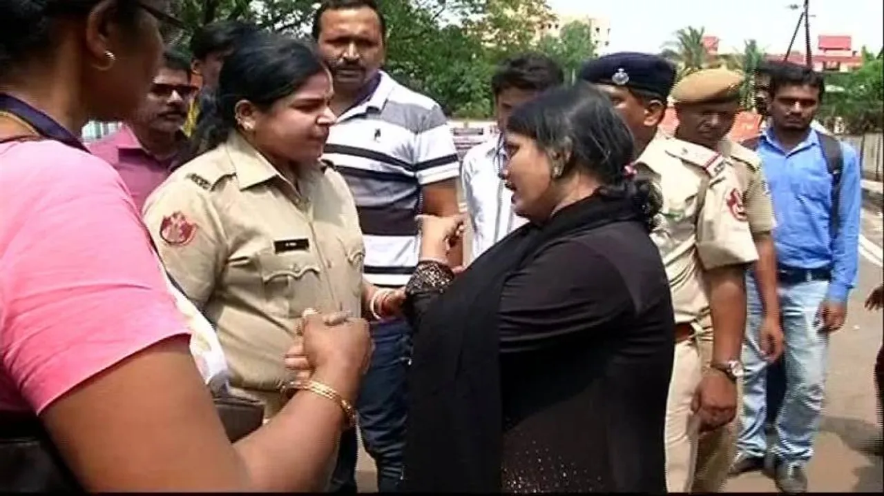 Lady detained for trying to meet PM