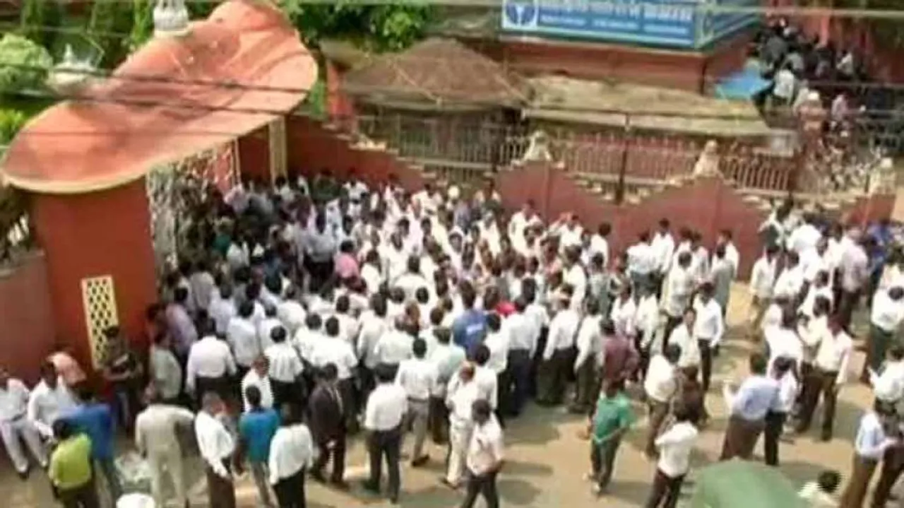 Police-lawyer spat: Lawyers lock up main gate of Orissa High Court