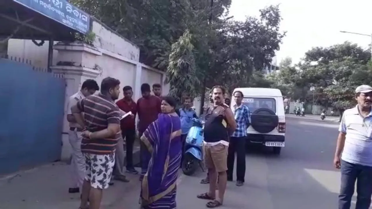 Posing as cops, miscreants loot jewellery from woman
