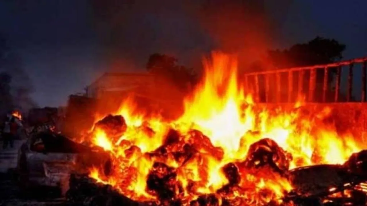 Maoists blow up three buildings in Jharkhand