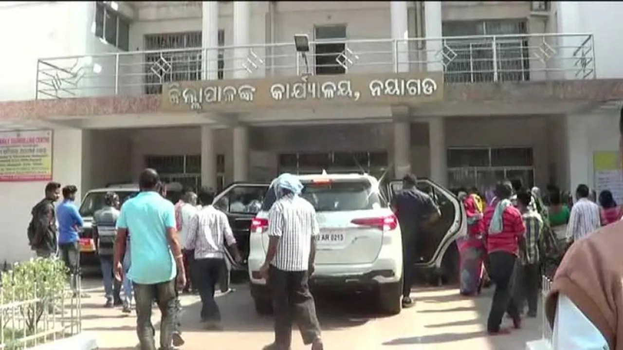 Slum dwellers gherao collectorate demanding land records under Jaga Mission