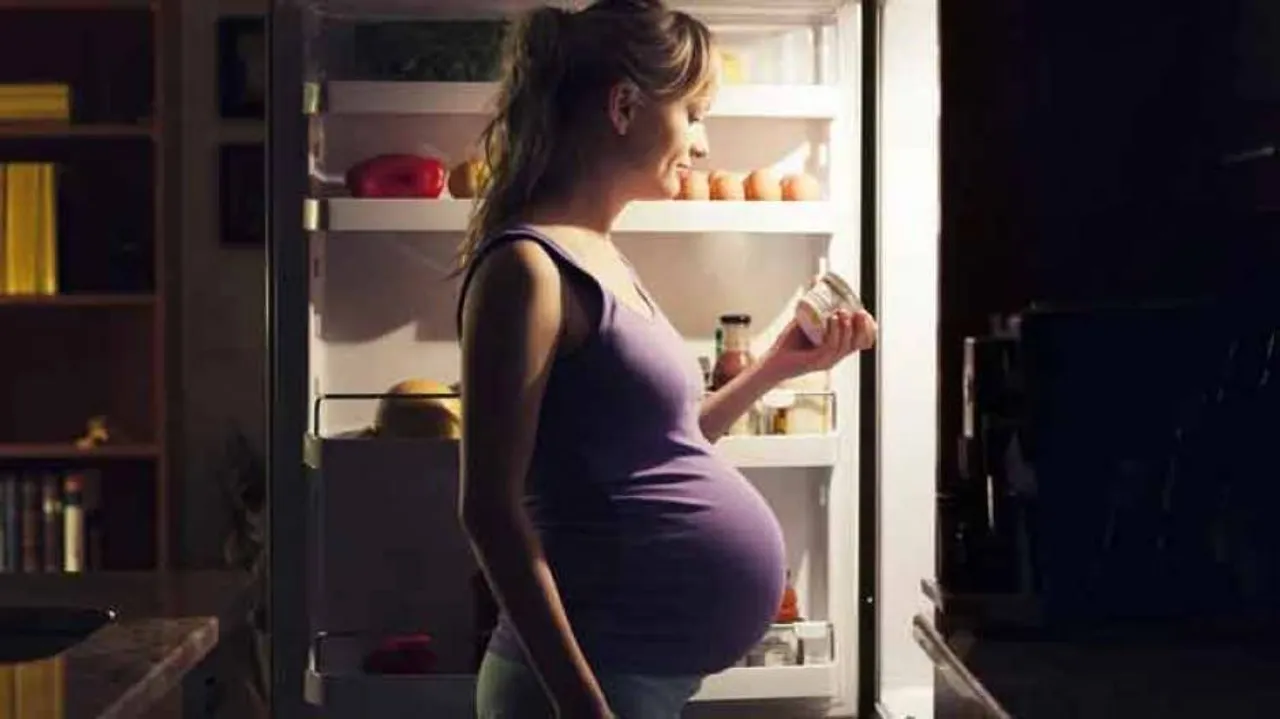 Night Binge During Pregnancy Linked To Weight Gain