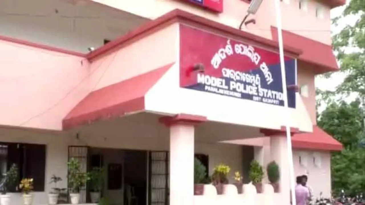 Three persons held for threatening journalist