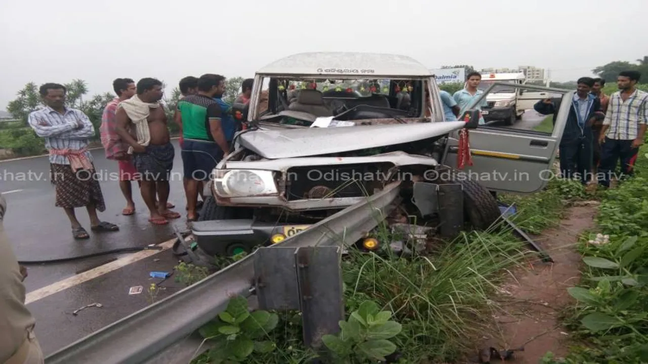 Road Mishap: 2 killed in Pipili; narrow escape for 35 passengers in Soro
