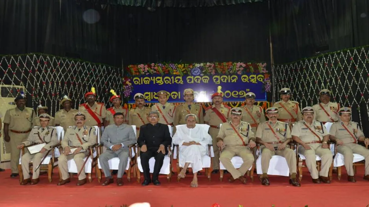 CM gives away police medals to 13 officials on I-day