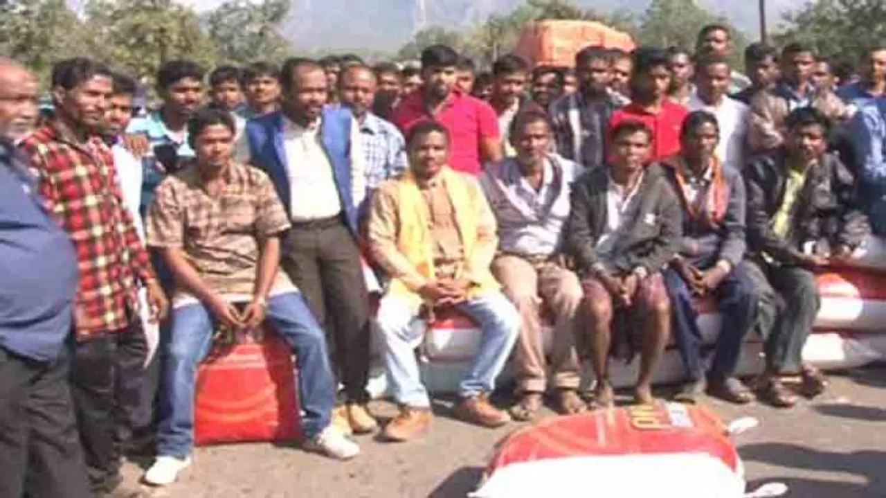 Farmers hit streets over delay in paddy procurement