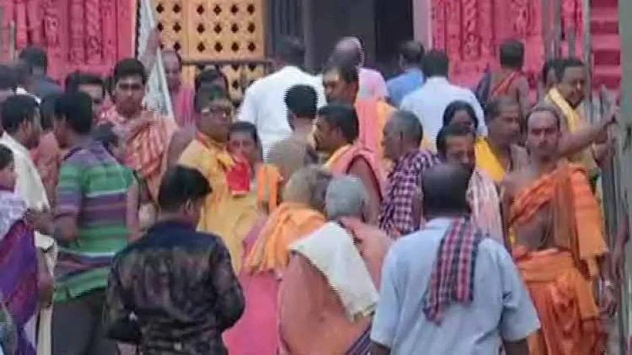 Despite resistance, 'Dhadi Darshan' implemented at Puri Srimandir