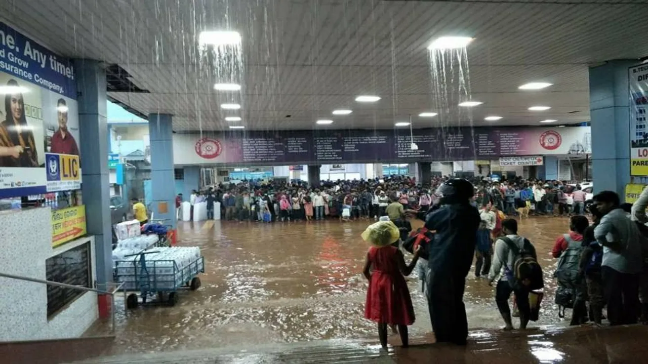 Heavy rains lash twin city; road, rail & air traffic affected