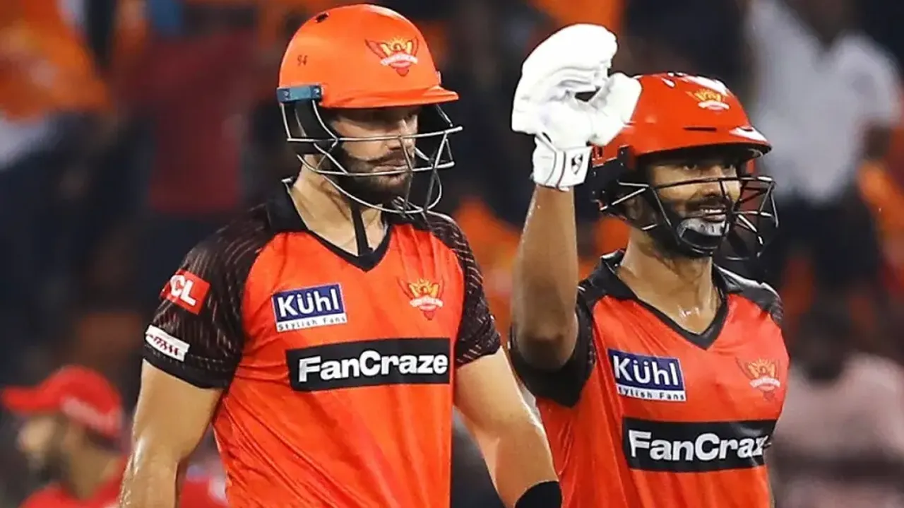 Sunrisers Hyderabad got off to a modest start as they managed 34/1 in the Power-play. At the same ti