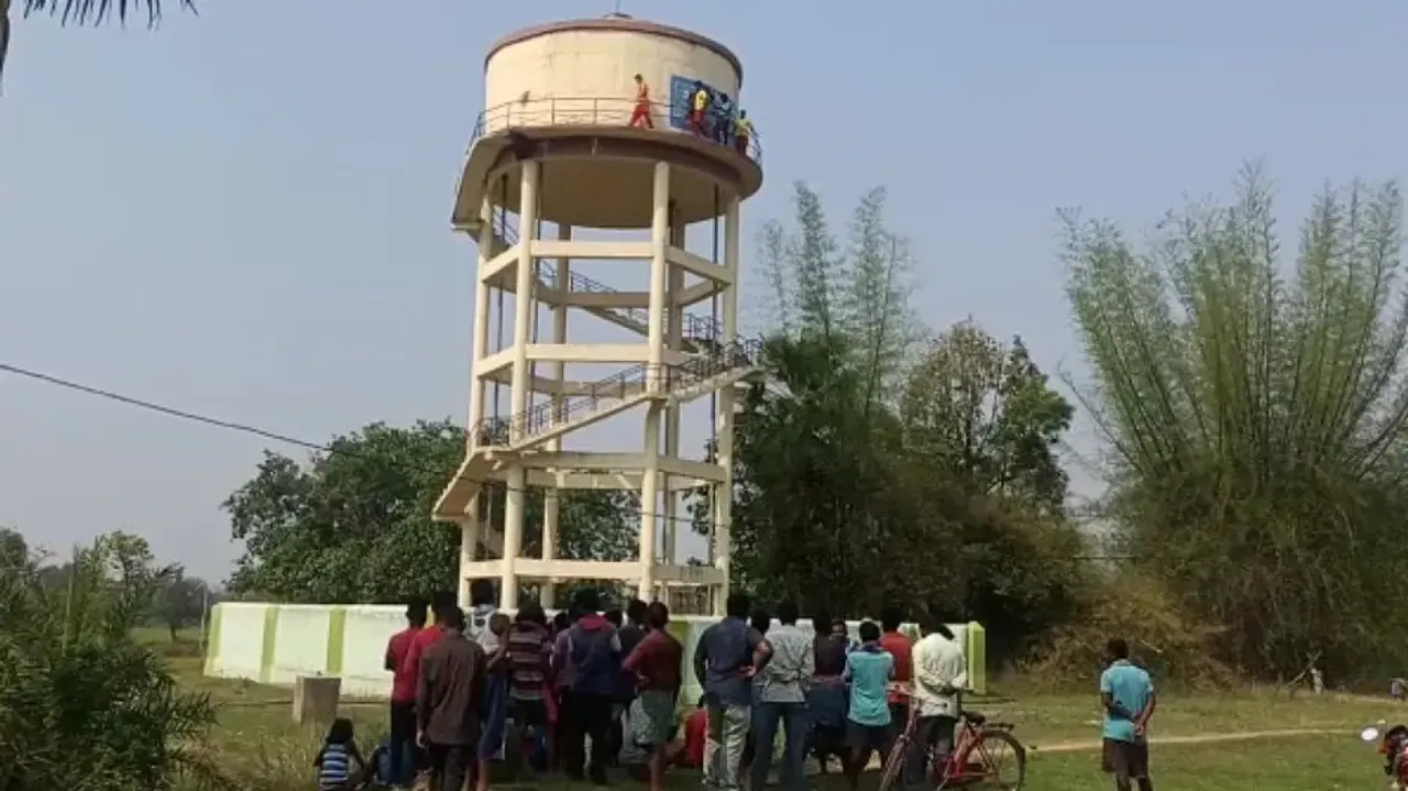 Love-struck Odisha youth turns Sholay's ‘Veeru’ to convince girlfriend   