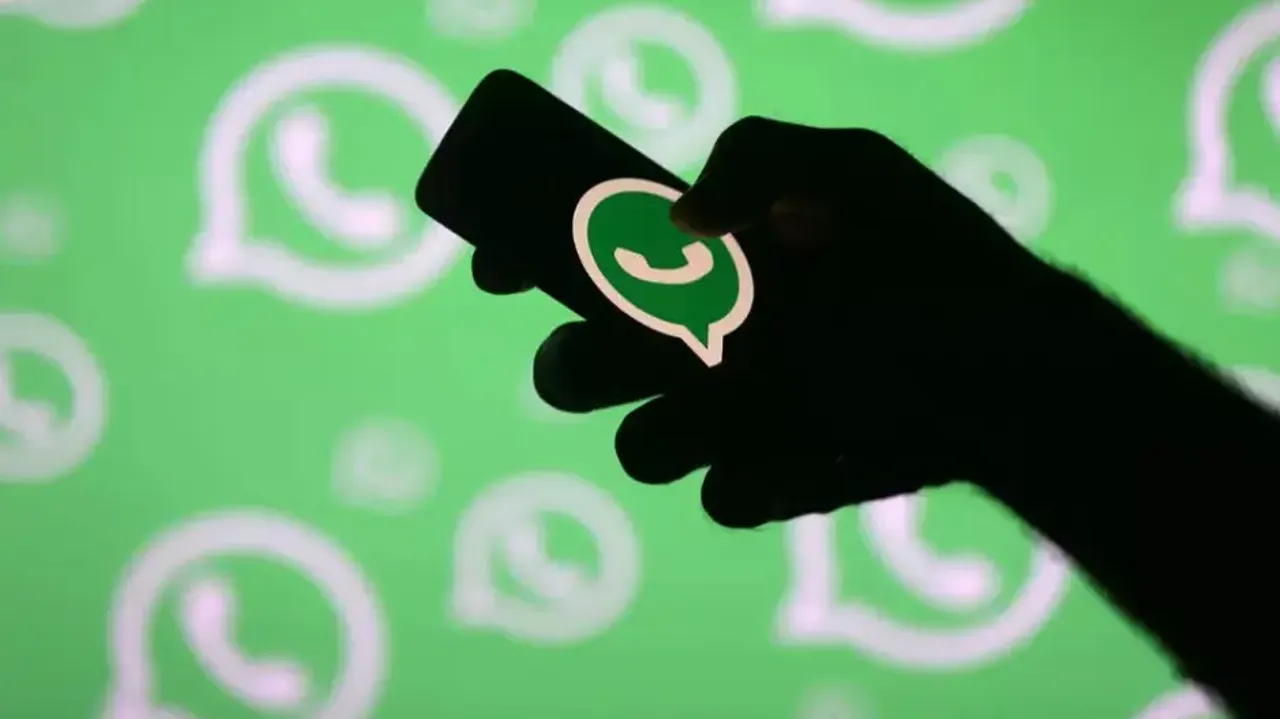 WhatsApp's new feature allows adding descriptions to forwarded messages