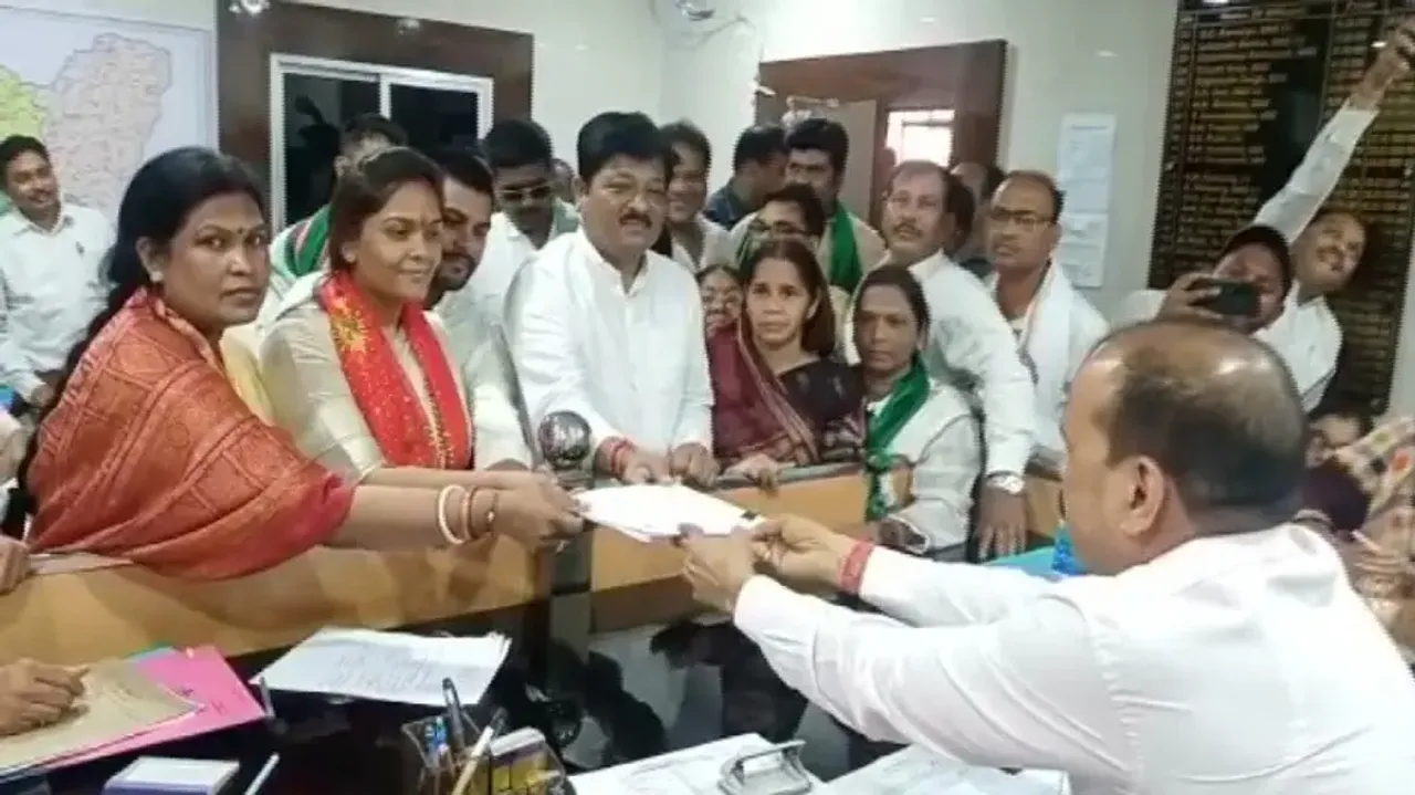 Dipali Das Filing Nomination Papers