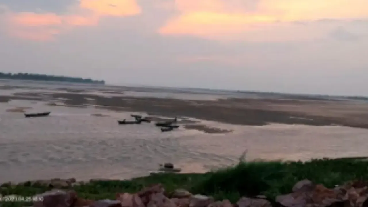 Mahanadi row: Chhattisgarh opens 17 gates of Kalma barrage to 'mislead' tribunal