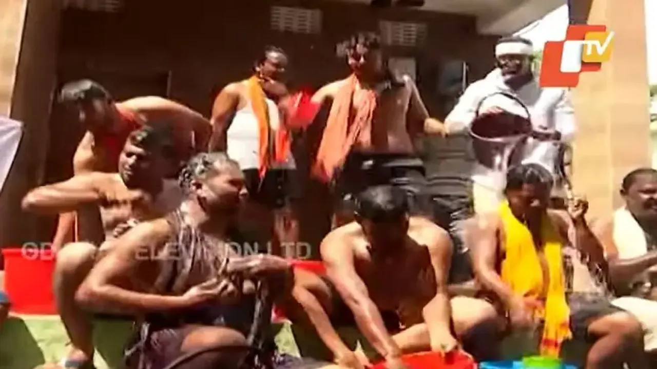 Unique Protest: Protestors take bath in public demanding opening of 'locked' public toilets in Cutta