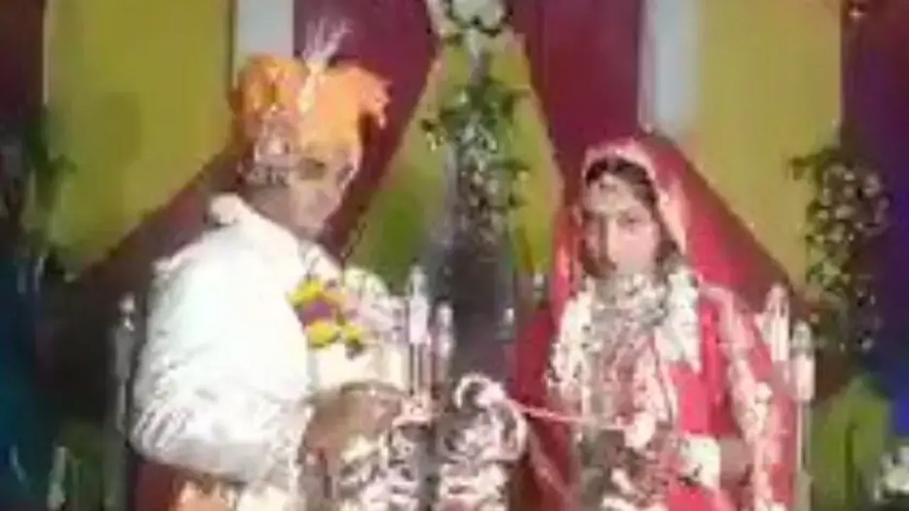 Groom’s pyjama comes off during garland exchange, bride cannot stop laughing – Watch
