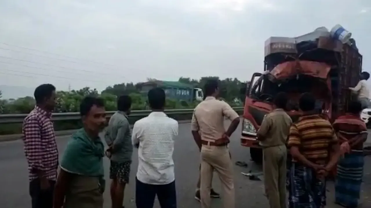 2 dead, 2 critical as truck hits hyva on NH 16 in Balasore