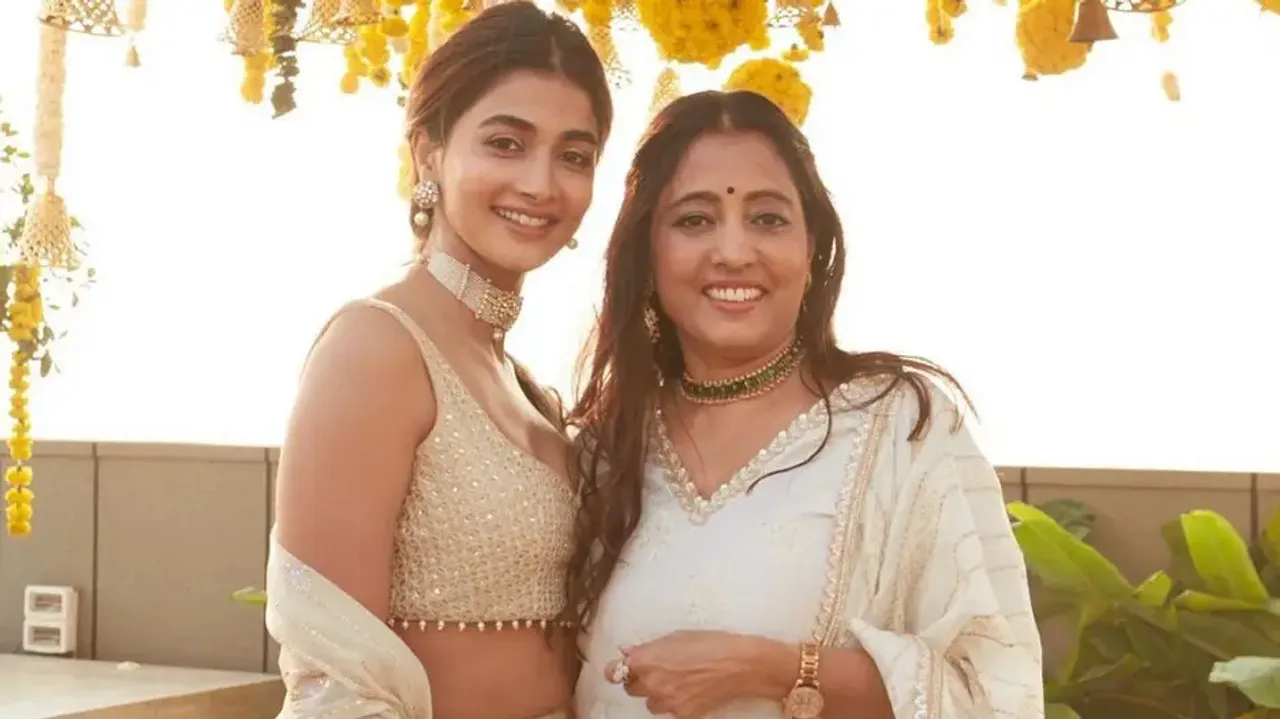Pooja Hegde & her mom Lata Hegde