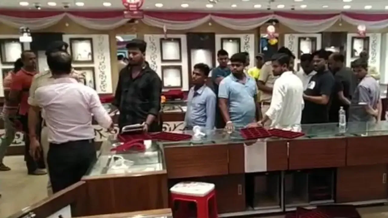 Loot from jewellery showroom