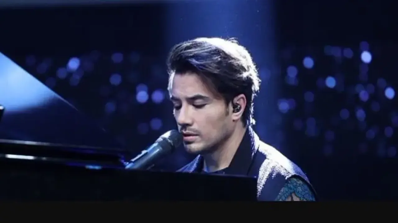 Student writes lyrics of Ali Zafar’s ‘Jhoom Jhoom’ in Physics exam, internet in splits