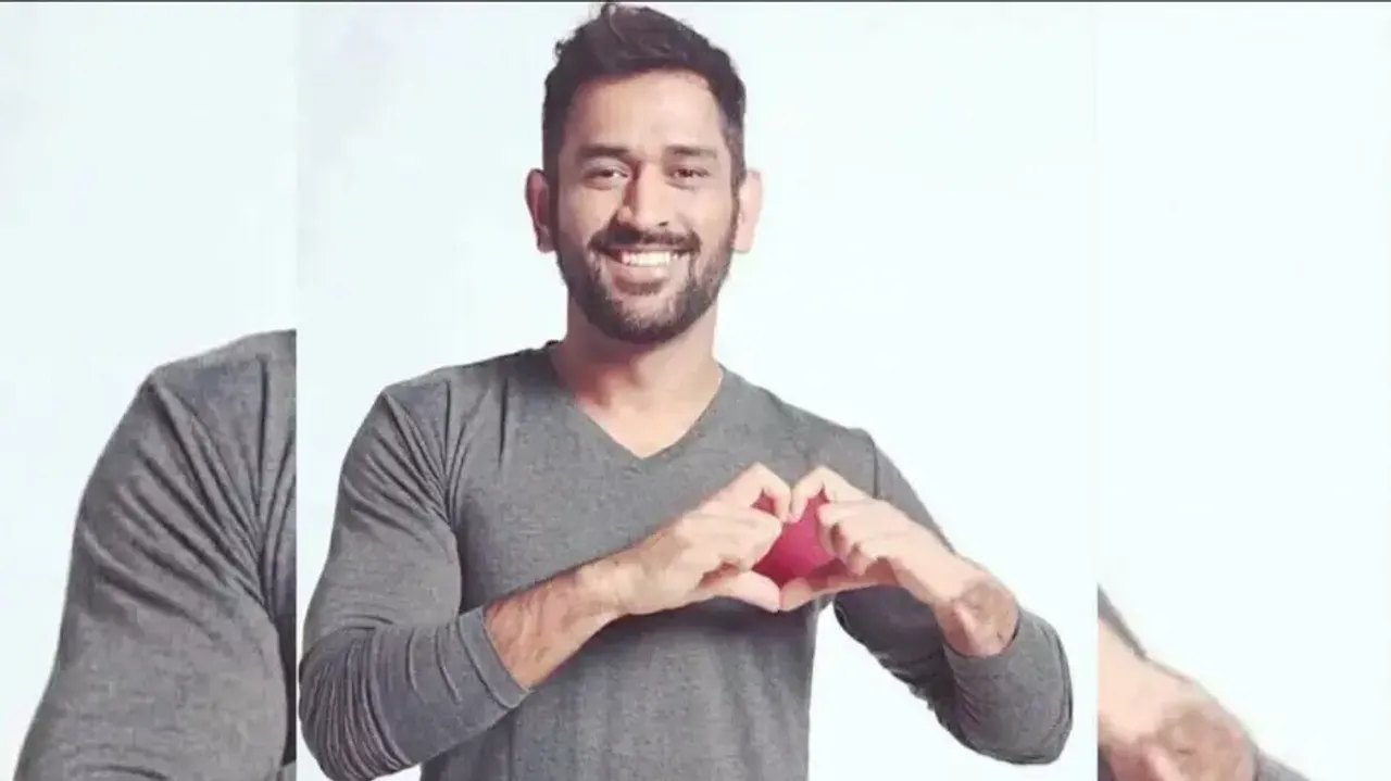 MS Dhoni blushes, hides his face after girl proposes him; watch sweet reaction
