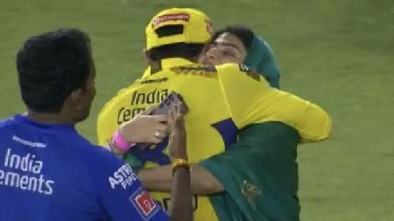 Ravindra Jadeja hugs wife