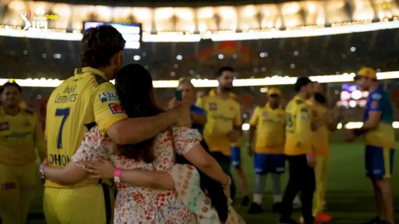 MS Dhoni hugs wife Sakshi and daughter Ziva