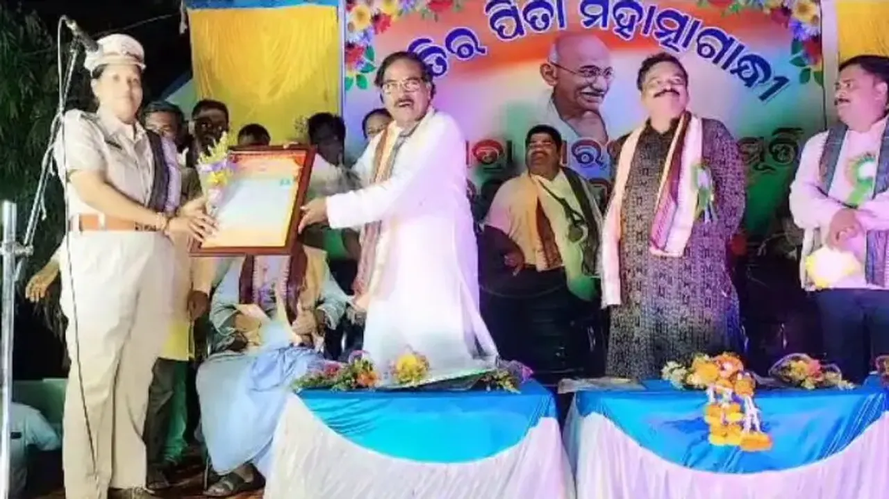 BJD MLA Shashi Bhusan Behera faces egg attack in Kendrapara