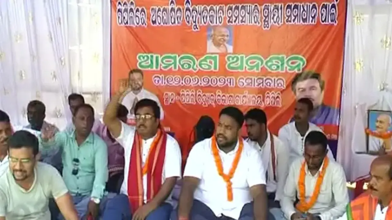 Protest Against Power Cut In Pipili