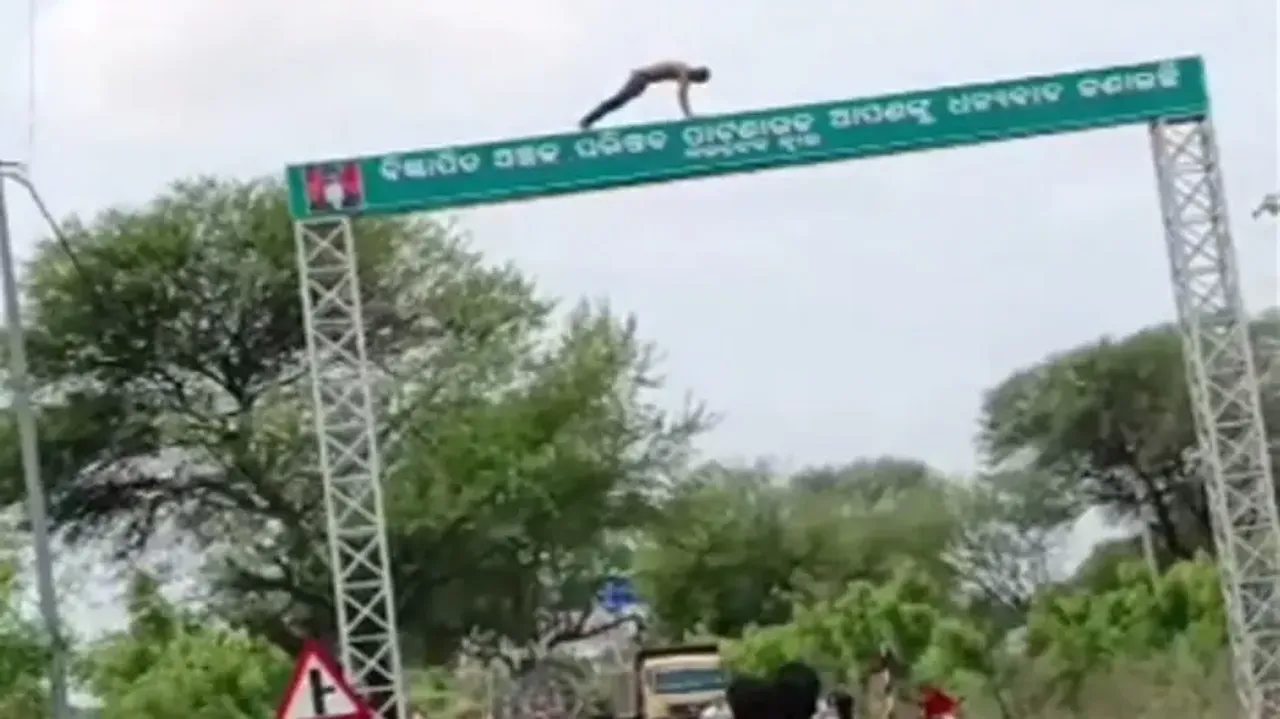 Drunk youth does push-ups on towering signboard on highway in Odisha, netizens stunned; watch