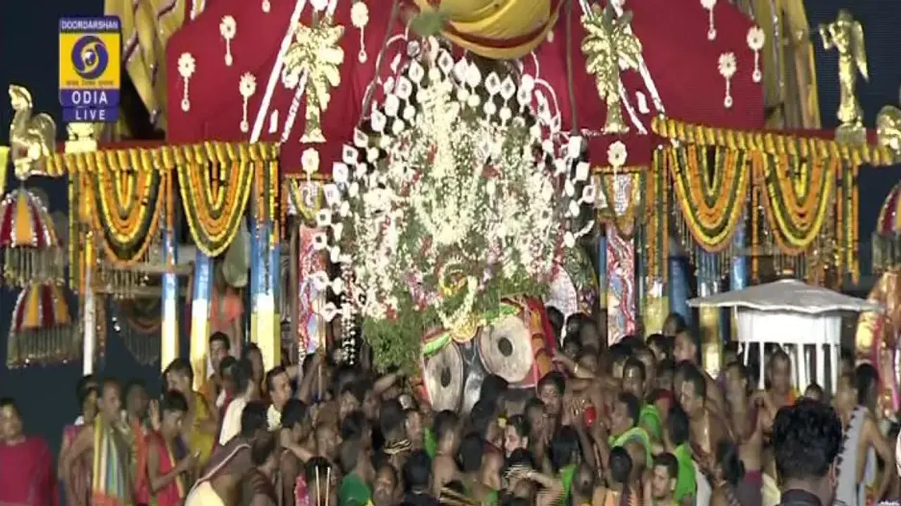 Lord Jagannath ‘slips’ during Pahandi Bije towards Adapa Mandap in Puri