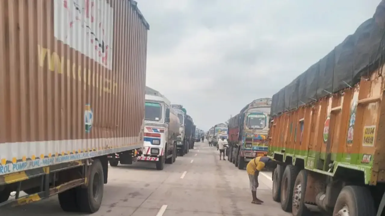 Vehicles Stranded On NH 55 Due To Road Blockade