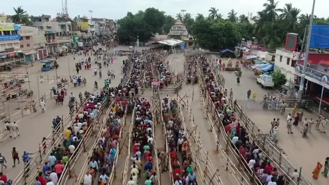 Huge rush of devotees for Sandhya Darshan in Puri